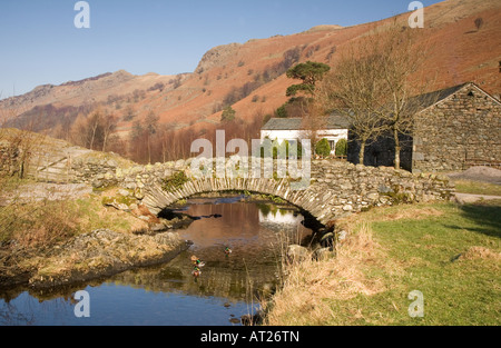 Pont de pierre watendlath lumineux sur frosty matin de printemps dans la région de Lake District National Park Cumbria UK Banque D'Images