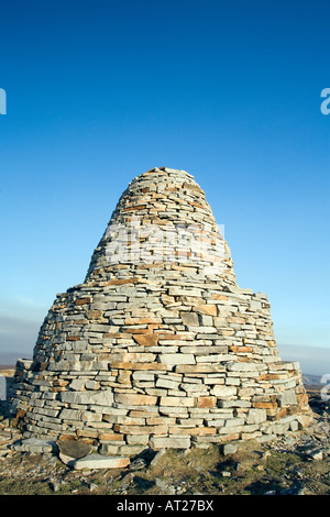 L'un des neuf normes(cairns) construit sur les collines près de Cumbrie à Kirkby Stephen, Cumbria et sur la côte à l'autre à pied. Banque D'Images