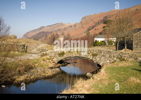 Pont de pierre watendlath lumineux sur frosty matin de printemps dans la région de Lake District National Park Cumbria UK Banque D'Images