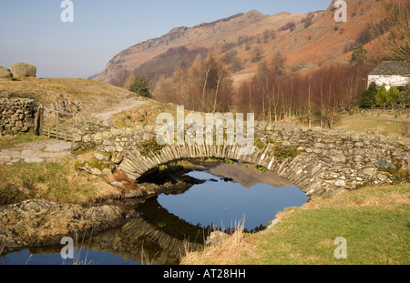 Pont de pierre watendlath lumineux sur frosty matin de printemps dans la région de Lake District National Park Cumbria UK Banque D'Images