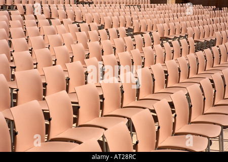 Des rangées de sièges vides en plastique Alhambra Granada espagne andalousie Banque D'Images