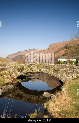Pont de pierre watendlath lumineux sur frosty matin de printemps dans la région de Lake District National Park Cumbria UK Banque D'Images