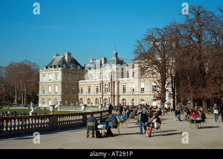 Les gens de vous détendre dans le Jardin du Luxembourg Paris Banque D'Images