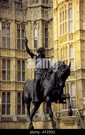 Statue de Richard Coeur de Lion se tient en dehors de la chambres du Parlement Westminster London England UK Banque D'Images