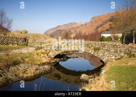 Pont de pierre watendlath lumineux sur frosty matin de printemps dans la région de Lake District National Park Cumbria UK Banque D'Images