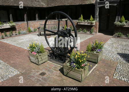 Une ancienne pompe à eau dans le cloître de la hospices dans l'Oxfordshire village de Ewelme Banque D'Images