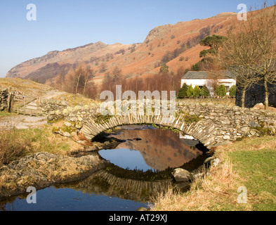 Pont de pierre watendlath lumineux sur frosty matin de printemps dans la région de Lake District National Park Cumbria UK Banque D'Images