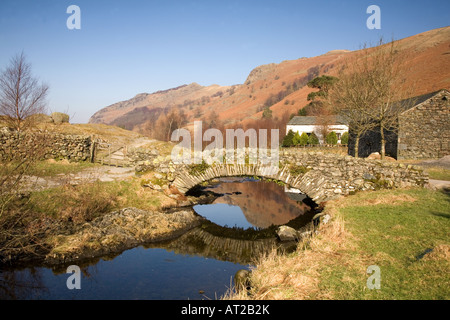 Pont de pierre watendlath lumineux sur frosty matin de printemps dans la région de Lake District National Park Cumbria UK Banque D'Images