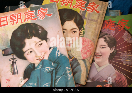 Vieux magazines japonais à vendre à un marché aux puces au Togo jinja Harajuku Tokyo Japon 2006 Banque D'Images