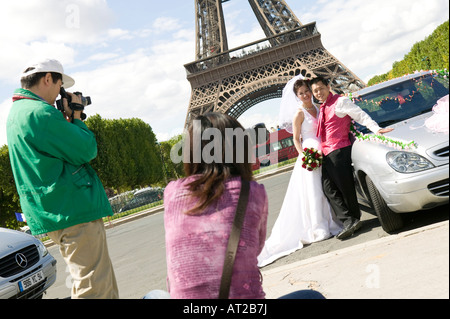 Photos de mariage chinois en face de la Tour Eiffel à Paris France Juillet 2007 Banque D'Images