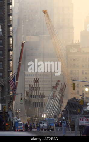 La fumée monte tôt le matin devant les ruines du world trade center deux jours après les attaques terroristes 911 Banque D'Images