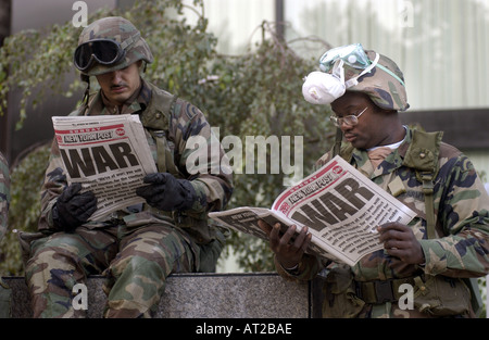Des soldats américains lecture manchette de la guerre trois jours après 911 attaques terroristes de New York City à ground zero Banque D'Images