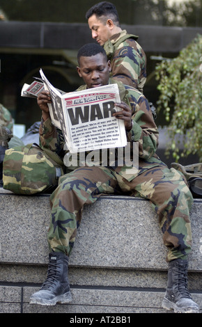 Des soldats américains lecture manchette de la guerre trois jours après 911 attaques terroristes de New York ground zero Banque D'Images