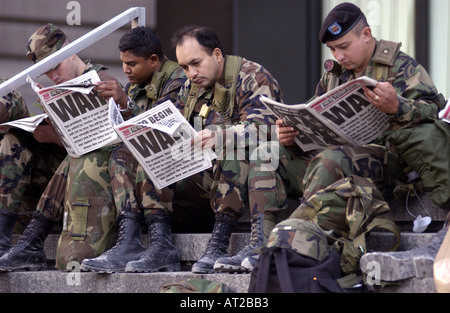 Des soldats américains lecture manchette de la guerre trois jours après 911 à Ground Zero Banque D'Images