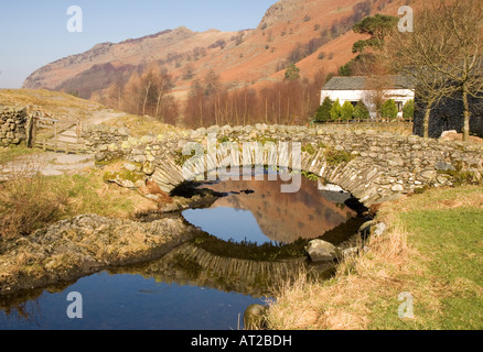 Pont de pierre watendlath lumineux sur frosty matin de printemps dans la région de Lake District National Park Cumbria UK Banque D'Images