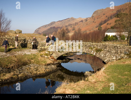 Pont de pierre watendlath lumineux sur frosty matin de printemps dans la région de Lake District National Park Cumbria UK des randonneurs Banque D'Images
