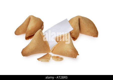 Fortune Cookies ; un ouvert avec le papier blanc cassé Banque D'Images