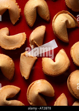Fortune Cookies sur fond rouge Banque D'Images