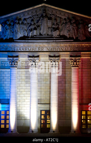 Parlement français 12 juillet 2007 allumé dans les couleurs du drapeau national pour le jour de la Bastille Banque D'Images