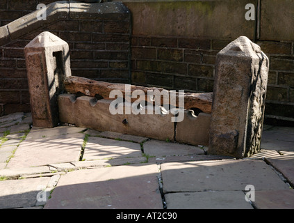 Les stocks de village en face de l'église paroissiale HAWORTH VILLAGE YORKSHIRE ANGLETERRE Banque D'Images