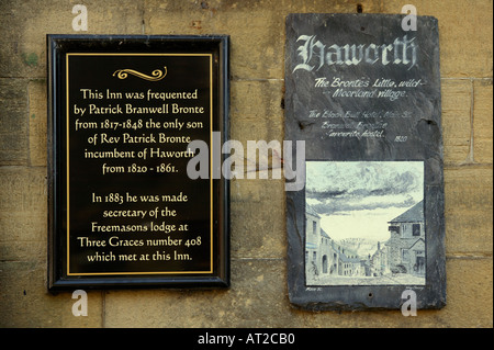 PLAQUE COMMÉMORATIVE À PATRICK BRANWELL BRONTE SUR LE MUR DE LA BLACK BULL HOTEL HAWORTH VILLAGE YORKSHIRE ANGLETERRE Banque D'Images