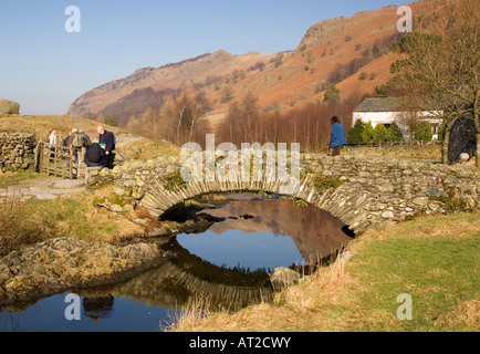 Pont de pierre watendlath lumineux sur frosty matin de printemps dans la région de Lake District National Park Cumbria UK des randonneurs Banque D'Images