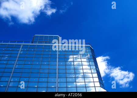 L'architecture moderne en ville de Londres avec ciel bleu et nuages blancs réflexions London England UK Royaume-Uni GB Europe Banque D'Images