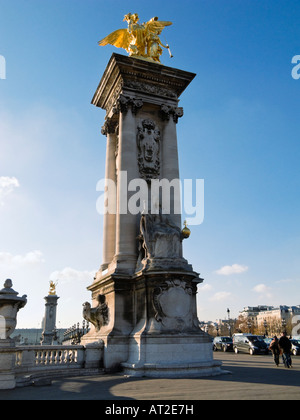 Les colonnes ornées du Pont Pont Alexandre III, Paris, France, Europe Banque D'Images