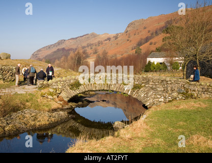 Pont de pierre watendlath lumineux sur frosty matin de printemps dans la région de Lake District National Park Cumbria UK des randonneurs Banque D'Images