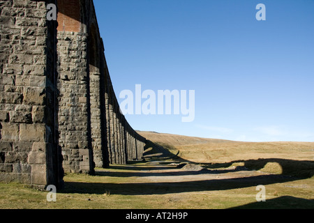 Ribblehead viaduc qui porte les s'installer à Carlisle railway line, Yorkshire Dales National Park, North Yorkshire Banque D'Images