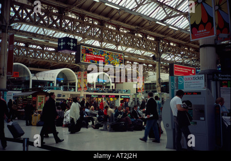 Les passagers dans le grand hall de la gare de Victoria London UK Banque D'Images