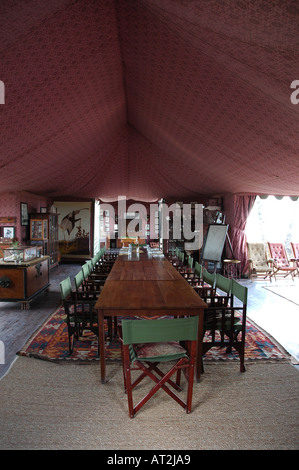 L'intérieur de tente mess au Jack s Camp safari camp dans Makgadikgadi dans le désert du Kalahari, Botswana, Afrique du Sud Banque D'Images