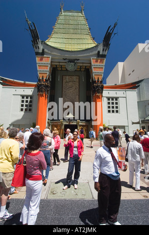 Des foules de touristes poser pour photos à l'extérieur Grauman's Chinese Theatre Hollywood Californie Banque D'Images