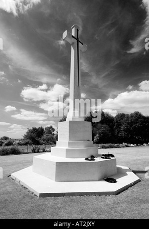 La Croix du sacrifice à Thiepval monument aux disparus de la Somme, France en B&W Banque D'Images