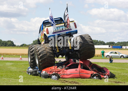 Bigfoot monster truck en action conduite sur des voitures Banque D'Images