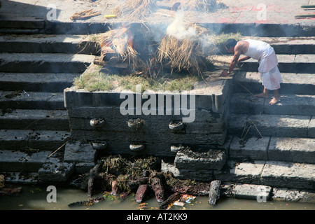 La crémation ghat au temple de Pashupatinath, Site du patrimoine mondial le plus sacré de pèlerinage hindou au Népal, Katmandou Banque D'Images