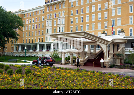 Les touristes arrivant à French Lick Springs Resort and Casino un hôtel de luxe à French Lick Springs Indiana Banque D'Images