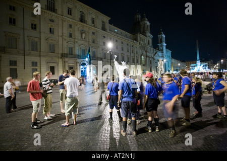 Boy Scouts et artistes de rue, par nuit à la Piazza Navona, Rome Banque D'Images