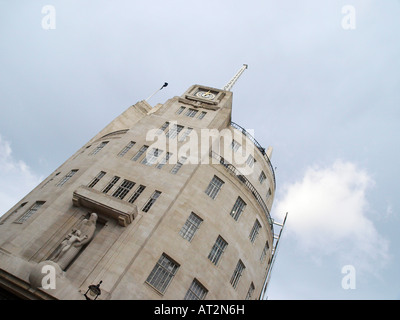 Sculpture de Prospero et Ariel par Eric Gill au-dessus de l'entrée de BBC Broadcasting House Portland Place Londres Banque D'Images