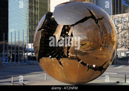 Sculpture en bronze à l'intérieur de la sphère sphère par Arnaldo Pomodoro JARDIN DES NATIONS UNIES New York USA Banque D'Images