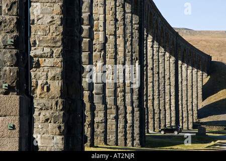 Ribblehead viaduc qui porte les s'installer à Carlisle railway line, Yorkshire Dales National Park, North Yorkshire Banque D'Images