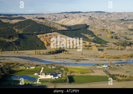 Vue du pic de Te Mata sur Craggy Range Winery et rivière Tukituki Hawkes Bay, île du Nord Nouvelle-zélande Banque D'Images