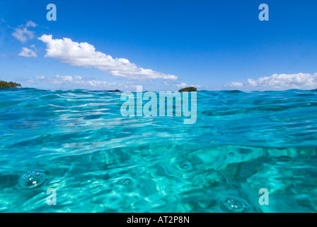 Rêve de l'île Samoa Samoa bleu vert mer eaux sud soleil mer de Southsea vagues sauvages du Pacifique vacances sentiment lagoon reef deep blue Banque D'Images