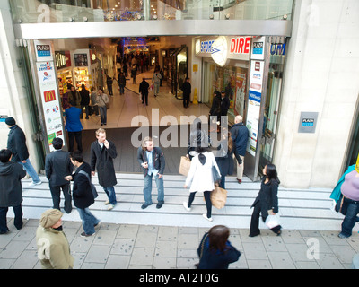 Shoppers sur Oxford Street Londres Banque D'Images