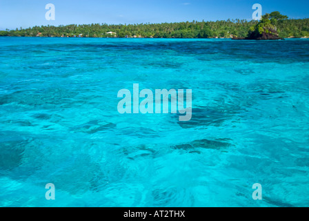 Rêve de l'île Samoa Samoa bleu vert mer eaux sud soleil mer de Southsea vagues sauvages du Pacifique vacances sentiment lagoon reef deep blue Banque D'Images