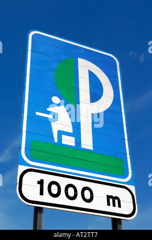 Panneau de circulation INDICATION DANS L'autoroute indiquant l'AIRE DE REPOS OU DE PIQUE-NIQUE pour se détendre. CONCEPT Banque D'Images