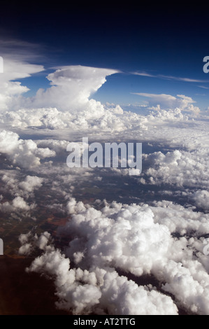 Antenne pittoresque de la mer high noon fluffy nuages dans un ciel bleu avec des couleurs froides dans une vue verticale de technicolor Banque D'Images