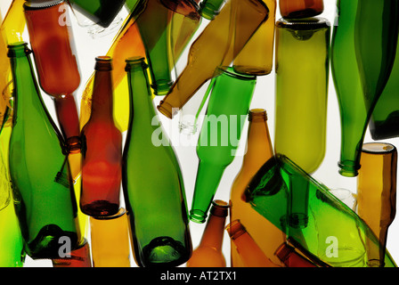 Bouteilles. Vide DE RECYCLAGE DU VIN, DE LA BIÈRE ET DES BOUTEILLES DE CHAMPAGNE COULEURS ASSORTIES FORMES ET TAILLES SUR FOND BLANC Banque D'Images