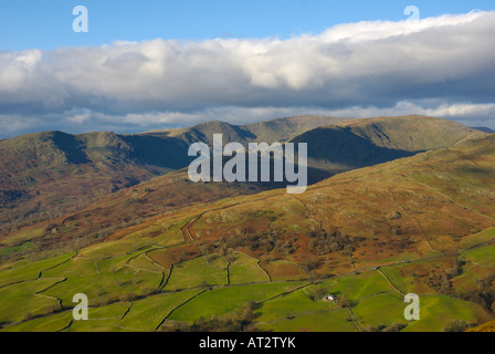 La vue depuis le haut de Wansfell, regard vers l'éboulis et Rouge Fairfield Horseshoe, près de Ambleside, Lake District, Cumbri Banque D'Images