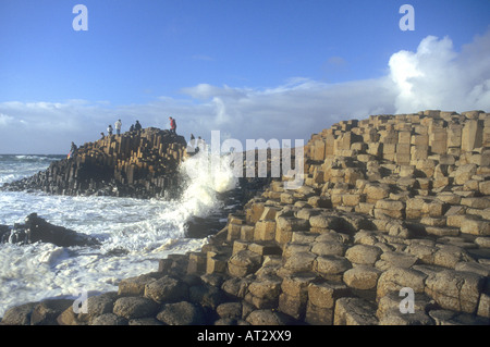 Plus d'éclaboussures des vagues de touristes à la Chaussée des Géants en Irlande du Nord Banque D'Images